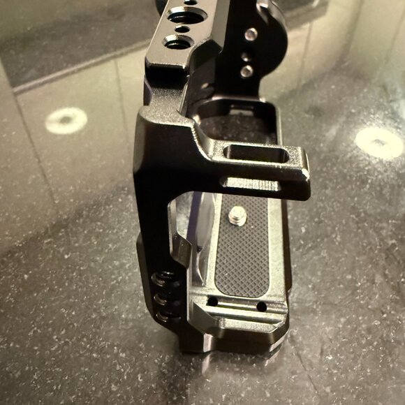 SmallRig Sony ZV-E10 Camera Cage w/ AirTag Mount – Aluminum Lightweight compact - Picture 6 of 6